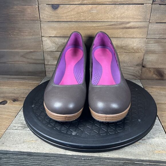 Crocs Heels Womens Size 8.5 Leather A-Leigh Closed Toe Wedge Brown Pumps Shoes - Picture 2 of 10